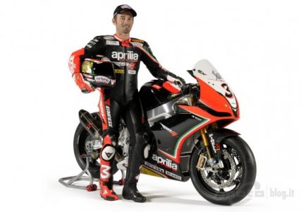 3ApriliaRSV4_Biaggi_Laverty_2012_11.jpg