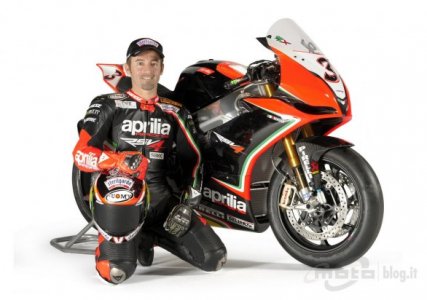 4ApriliaRSV4_Biaggi_Laverty_2012_12.jpg