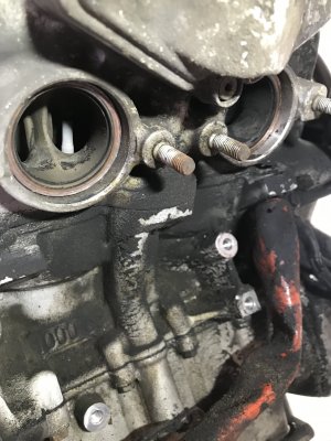 Motor vorn verölt.jpg