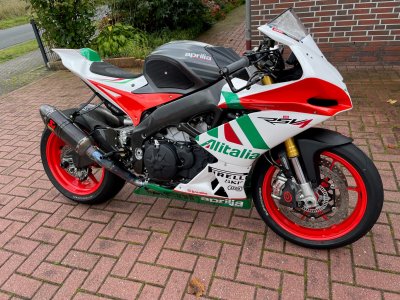 Rennverkleidung RSV4.jpg