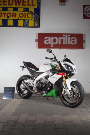 aprilia_tuonoV4_tricolore_31.jpg