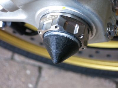 Titan Achsmutter vorne mit Einführhilfe.JPG