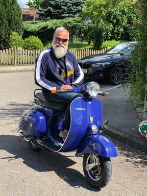 Franz auf der Vespa.jpg