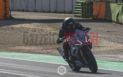 Aprilia_Tuono_V4_2021_(1)-kSu--528x329@Gazzetta-Web_528x329.jpg