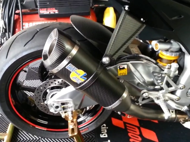 aprilia-rsv4-tuono-mit-leovince-sbk-auspuff-bollern-vom-fein.jpg